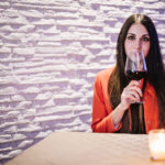 Como o consumo de álcool acelera doenças hepáticas em mulheres: riscos, sintomas e impactos graves