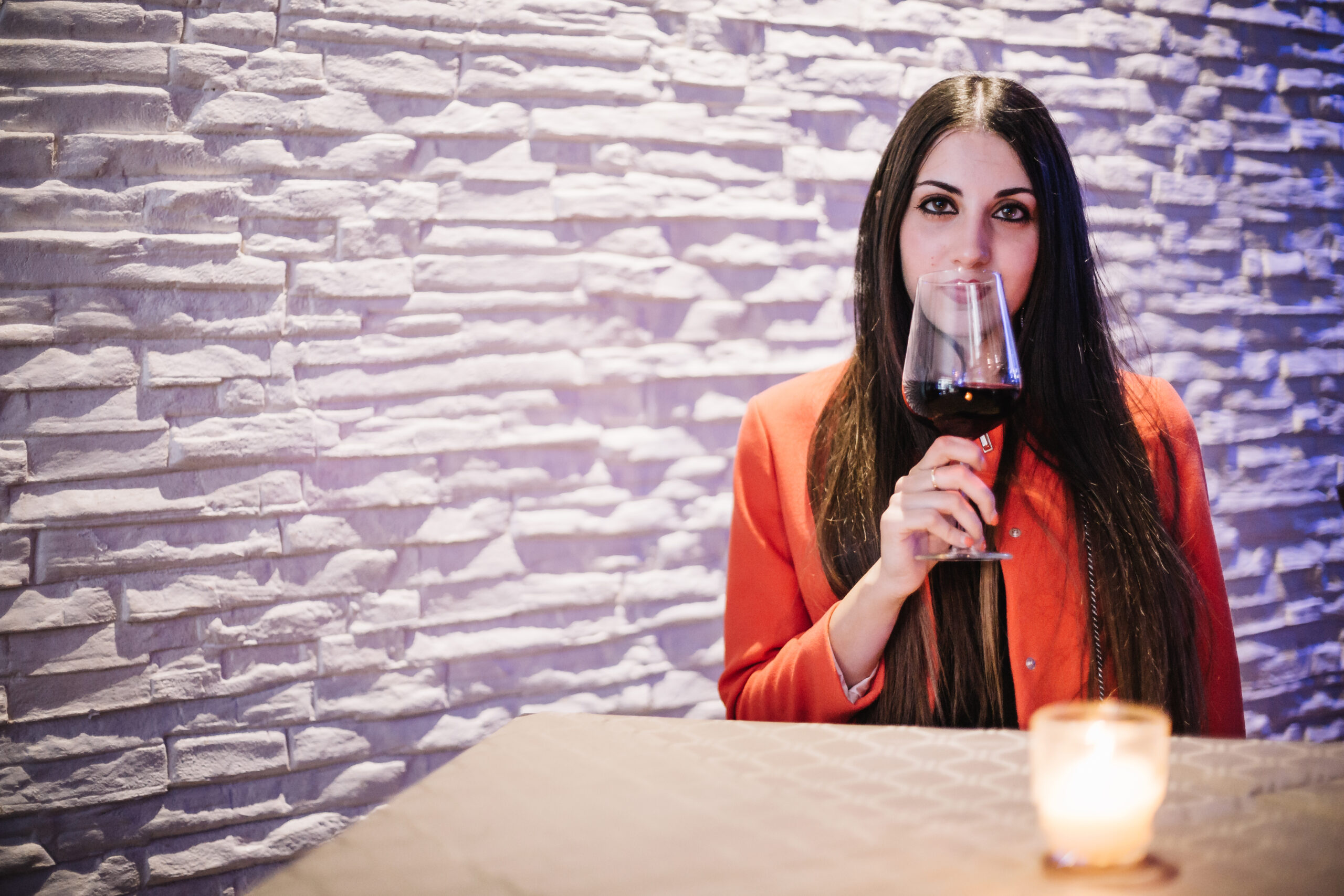 Como o consumo de álcool acelera doenças hepáticas em mulheres: riscos, sintomas e impactos graves