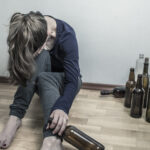 Aumento do consumo pesado de álcool entre mulheres: motivações e riscos à saúde feminina