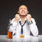 Como o consumo de álcool compromete o desempenho profissional e gera prejuízos silenciosos