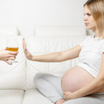 Consumo de álcool na gestação: quais são os riscos reais para a mãe e o bebê