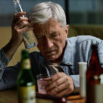 Como o consumo excessivo de álcool compromete a memória e prejudica o funcionamento do cérebro