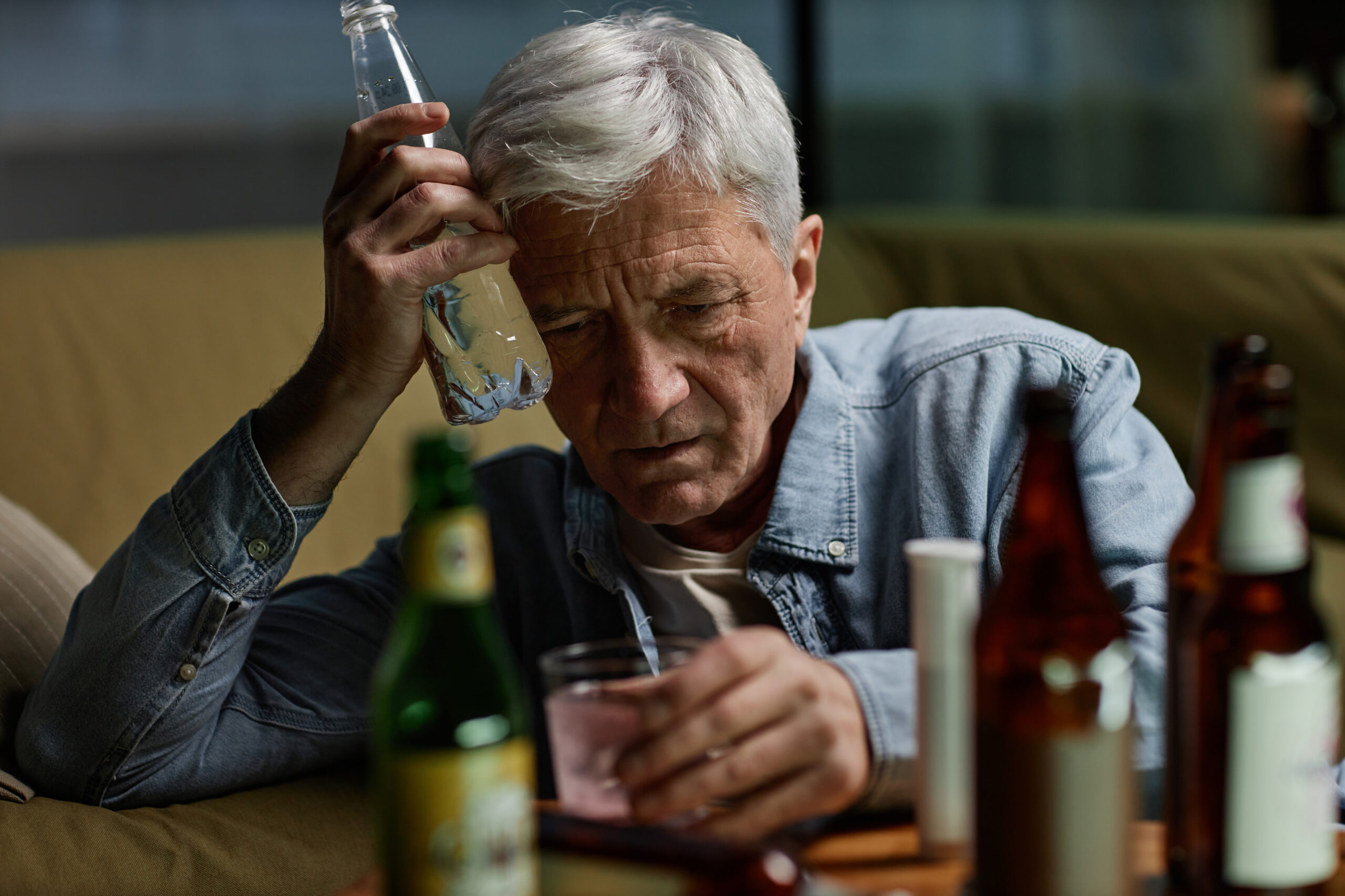 Como o consumo excessivo de álcool compromete a memória e prejudica o funcionamento do cérebro